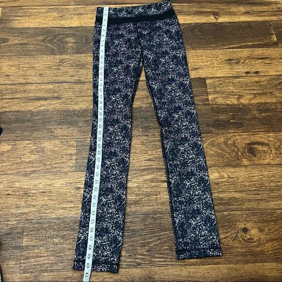 Lululemon leggings size 4 - Picture 4 of 10